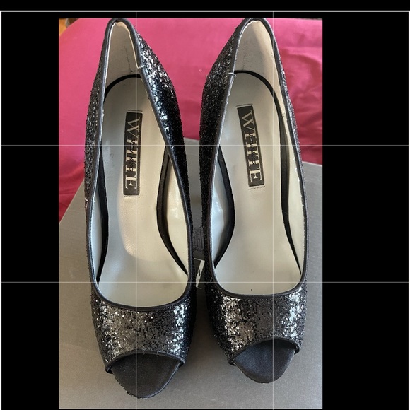 VERA WANG SHOES.. VERY PRETTY - Picture 2 of 7